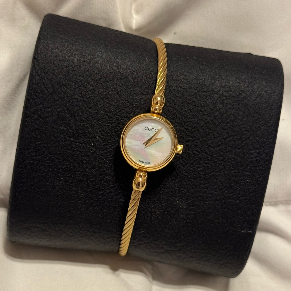VINTAGE Gucci Shell Bangle Watch ✨ - Picture 3 of 9